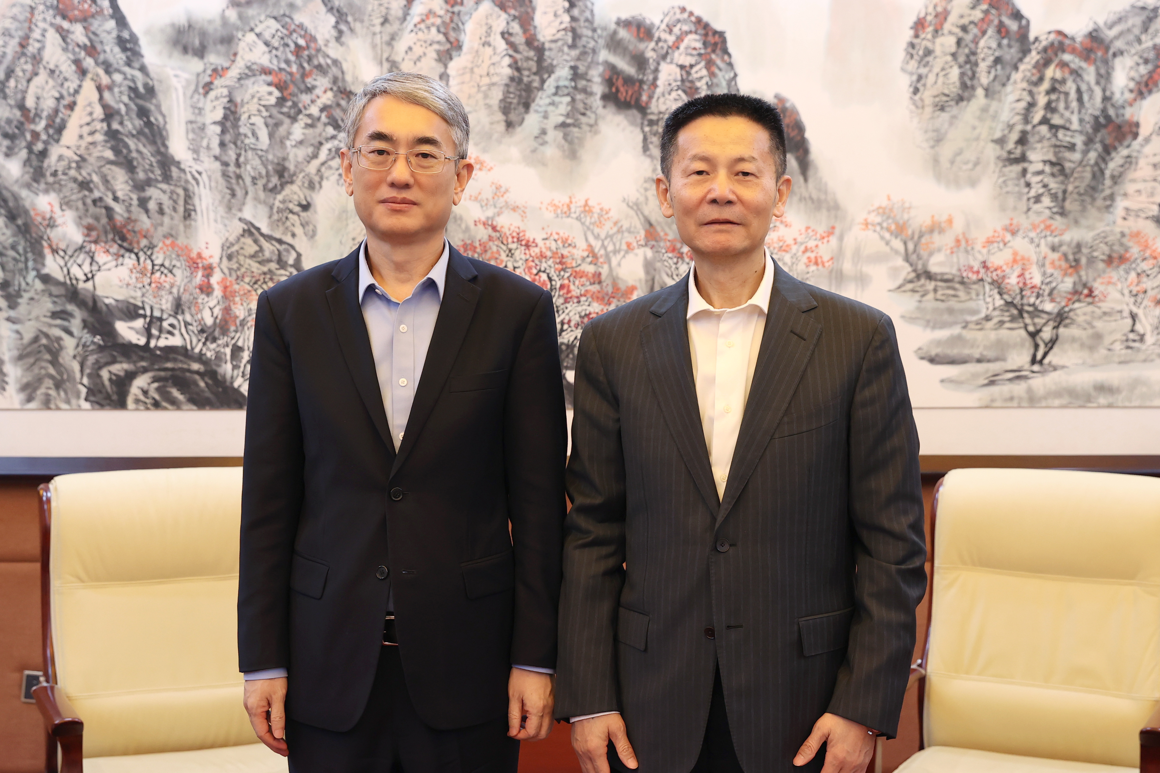 吴清主席会见澳门特区政府行政法务司司长张永春