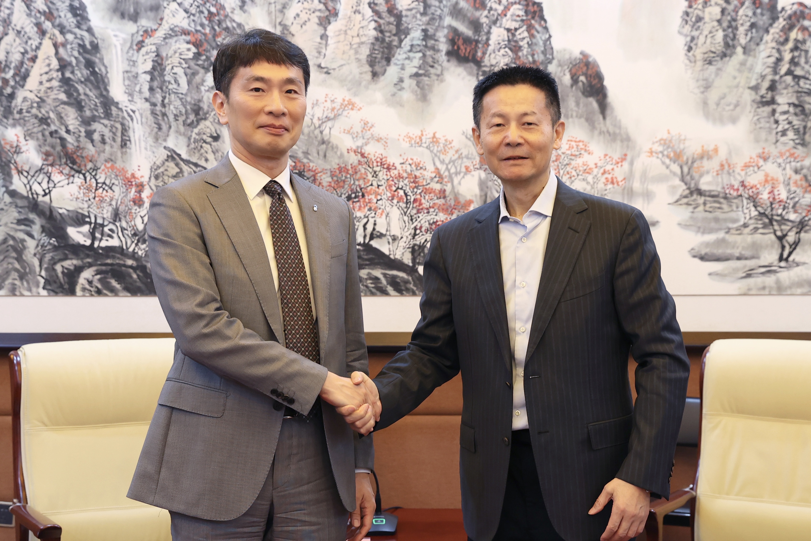 吴清主席会见韩国金融监督院院长李卜铉